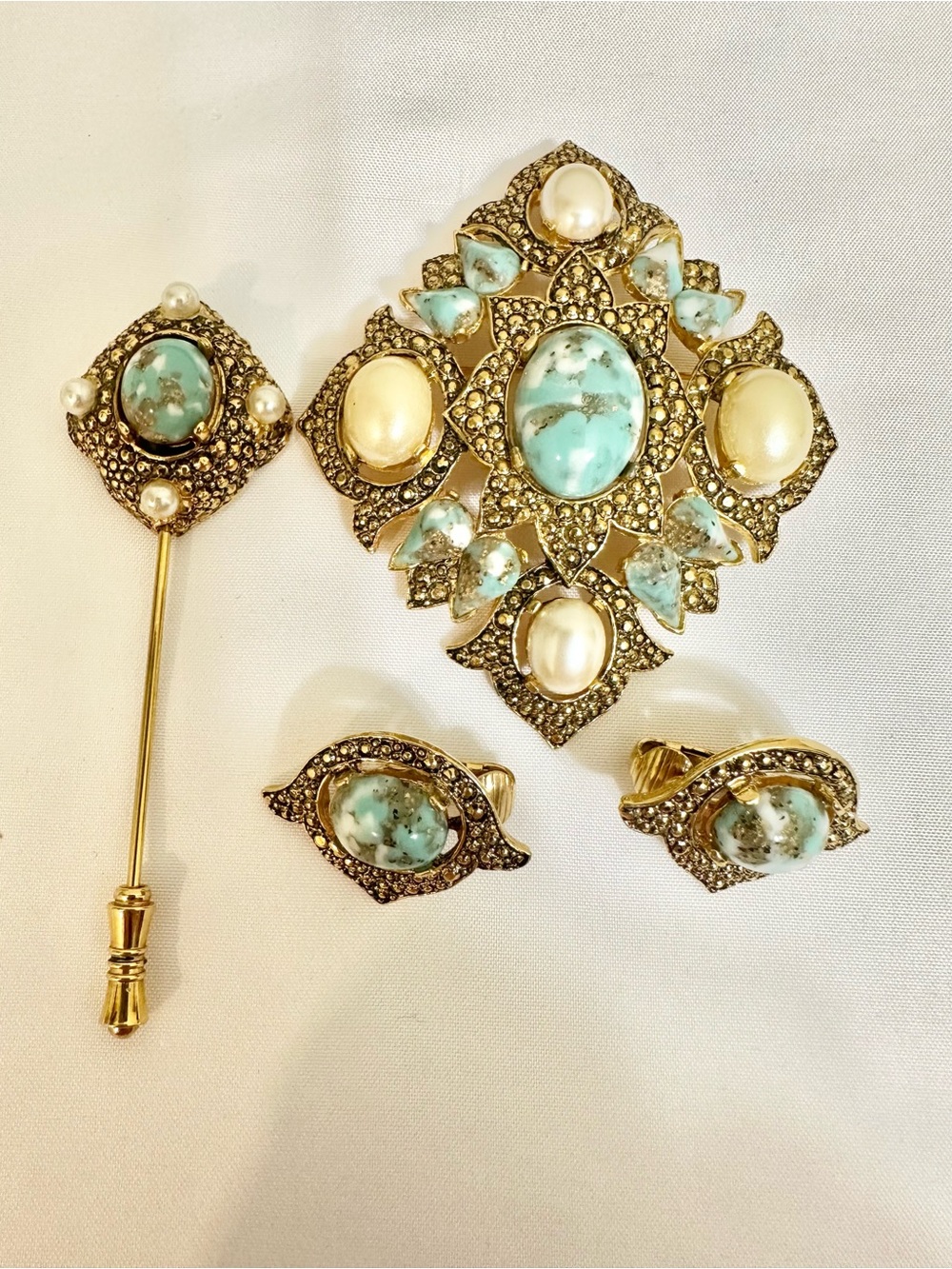 1968 Signed VTG Sarah Coventry Brooch, Stick Pin & Matching Clips Earrings Set